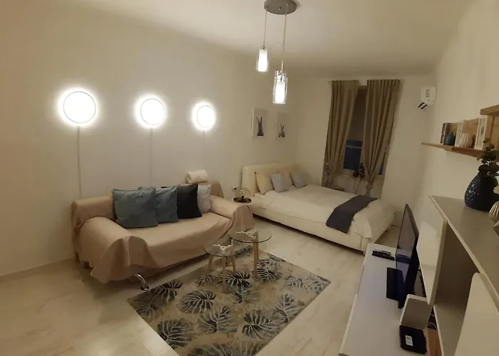 Palace District, Leisurely Nest In Crowded Dwntwn Daire
