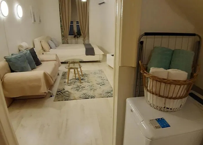Palace District, Leisurely Nest In Crowded Dwntwn Apartment
