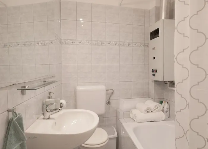 Palace District, Leisurely Nest In Crowded Dwntwn * Budapest